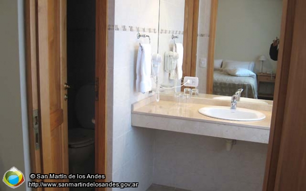 Foto Acceso al baño en suite de Monte Verde (San Martín de los Andes)